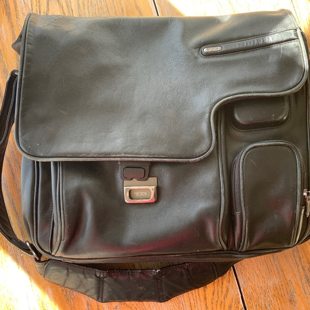 TUMI  black leather computer shoulder bag/beautifully made